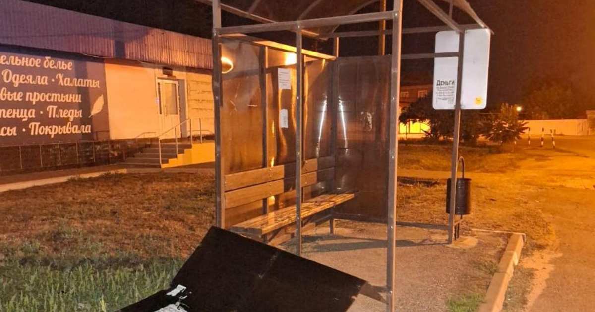 Два парня в состоянии алкогольного опьянения разгромили остановку на Кубани 