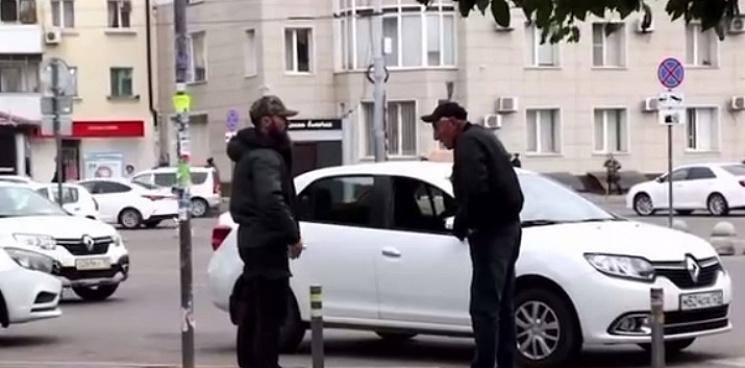 «Тебя за это придушат!» Таксисты на вокзале Краснодара пригрозили блогерам, которые попытались таксовать - ВИДЕО 