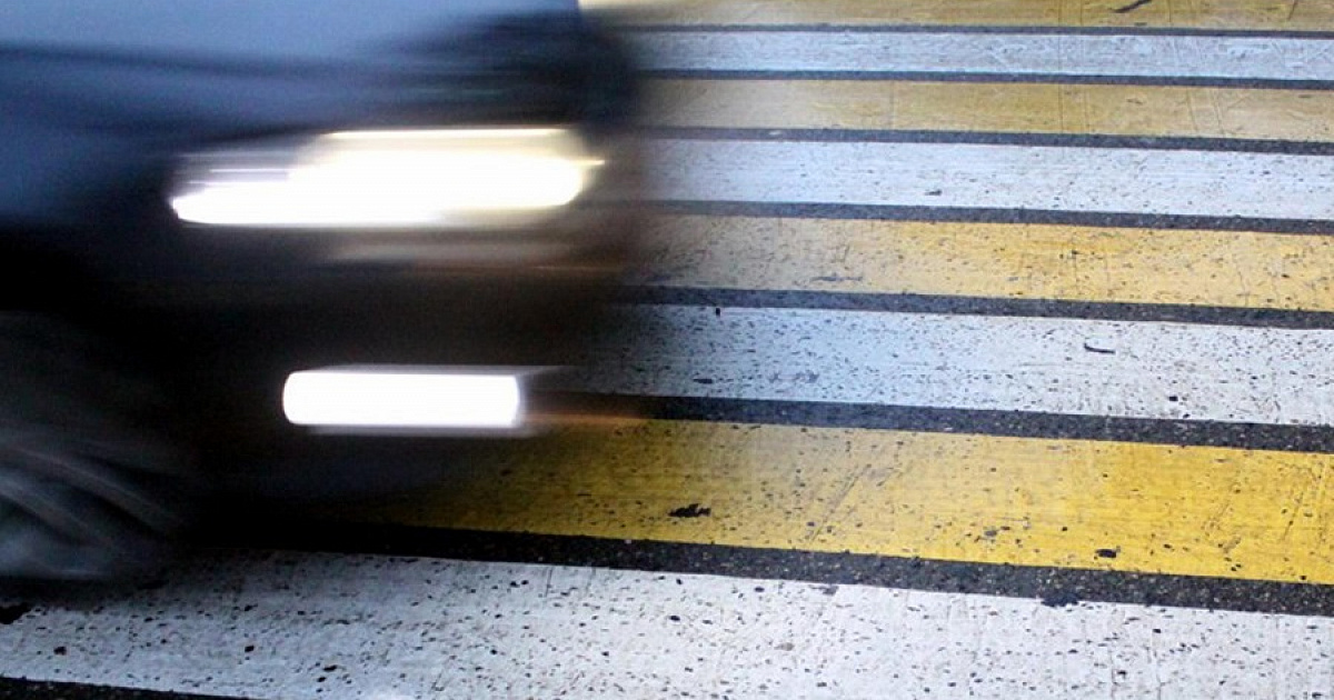 «Просто взял и уехал»: в Сочи полиция ищет водителя кроссовера, сбившего девушку на пешеходном переходе – ВИДЕО