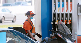 Эксперты вычислили сколько бензина можно купить на зарплату на Кубани