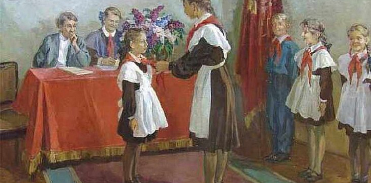 Возврат традиций: российским школьникам могут вернуть пионерские галстуки