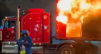 «Праздник к нам приходит в огне и дыму»: в Румынии загорелся рождественский грузовик Coca-Cola - ВИДЕО