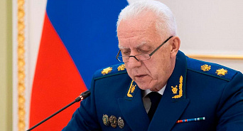В Краснодаре инвалиду без ног предложили самому забрать костыли и трость