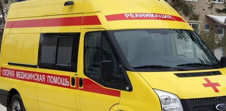 В Краснодаре водитель скорой помощи врезался в здание и умер за рулём