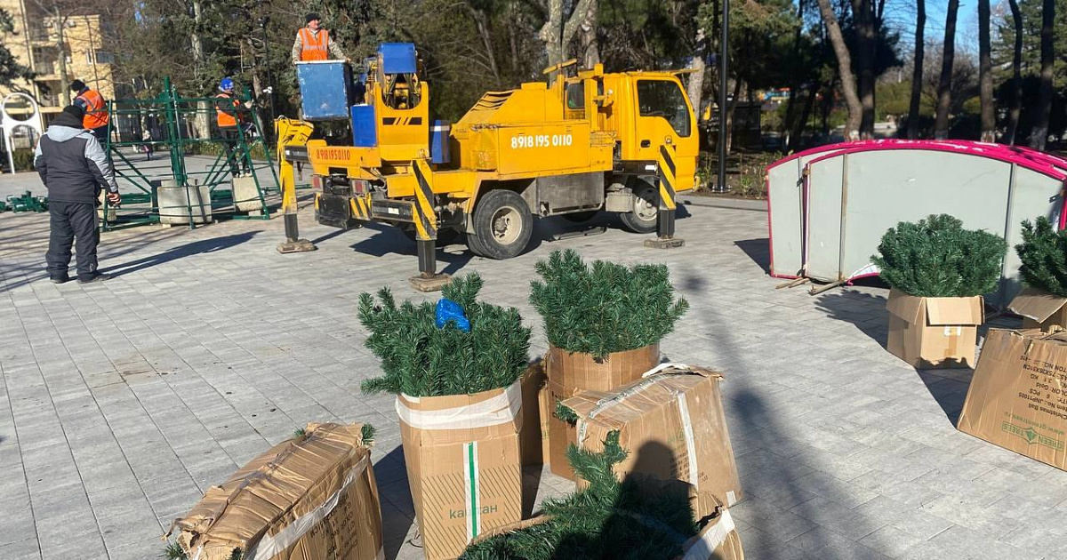 В Анапе устанавливают главную городскую ёлку с морской тематикой