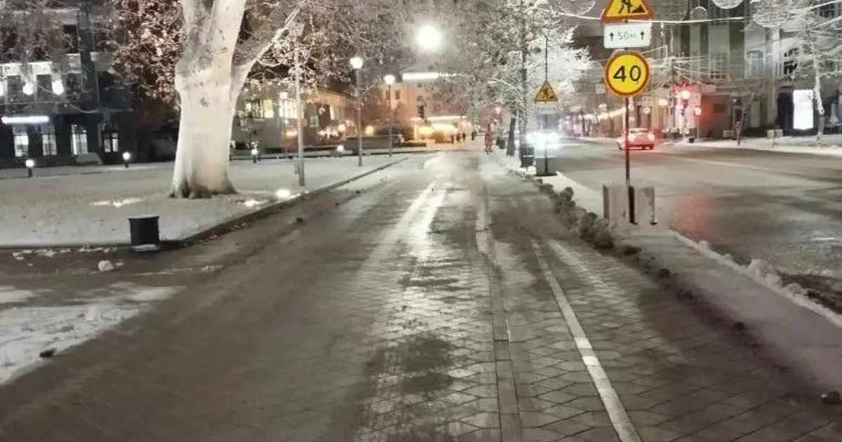 Первый большой снег выпал в Краснодаре, город очищают от гололеда