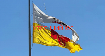 «Чёрный орёл улетел»: у администрации Краснодара флаг города разорвало на две части