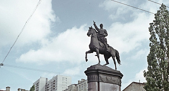 «Стираем историю?» В Киеве демонтируют памятники Щорсу и генералу Ватутину 