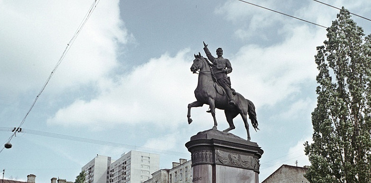 «Стираем историю?» В Киеве демонтируют памятники Щорсу и генералу Ватутину 