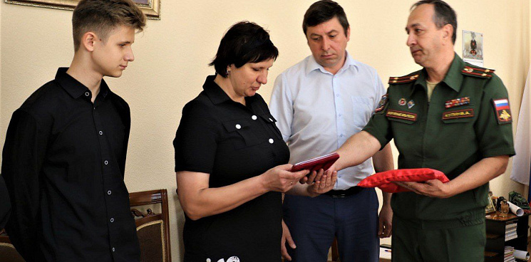 На Кубани родителям погибшего на Украине лейтенанта вручили орден Мужества