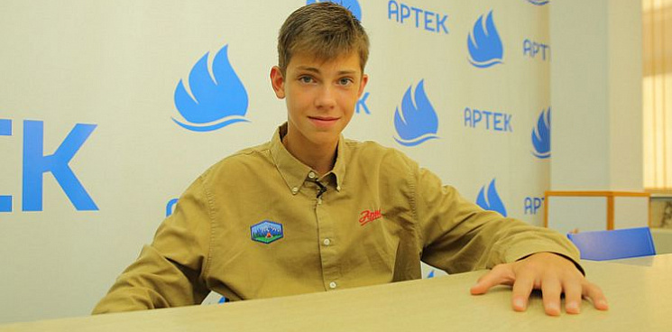 Медаль и путёвка в «Артек»: награда нашла 14-летнего добровольца из Мариуполя, который спасал раненых