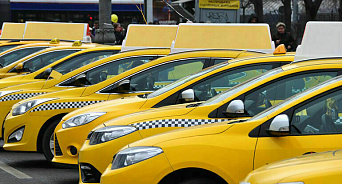 Hyundai в бизнес-классе: в Сочи девушки нахамили таксисту из-за марки автомобиля - ВИДЕО