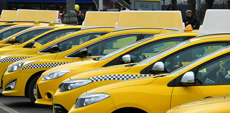 Hyundai в бизнес-классе: в Сочи девушки нахамили таксисту из-за марки автомобиля - ВИДЕО