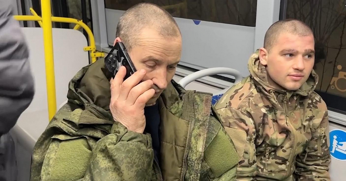 «Пап, мам, со мной всё хорошо» - появились видеокадры возвращения 100 российских военных из украинского плена