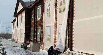 «Чтобы не увидели разваленный барак»: в Кузбассе фасад старого общежития закрыли баннерами к приезду губернатора 