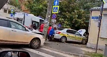 В Краснодаре автомобиль врезался в фонарный столб после ДТП