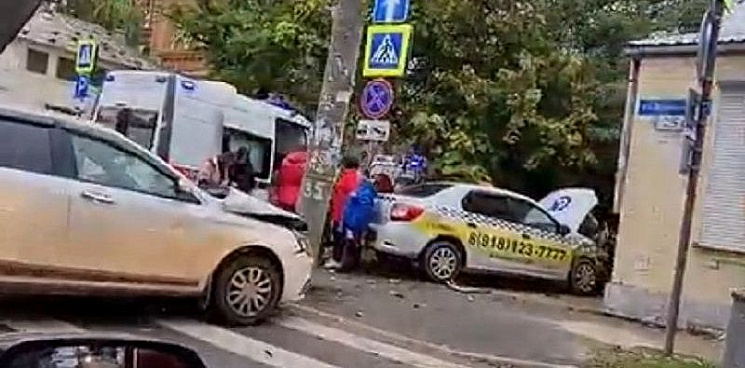 В Краснодаре автомобиль врезался в фонарный столб после ДТП