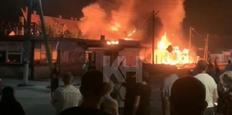 В Анапе потушили крупный пожар на площади 1000 кв.м. 