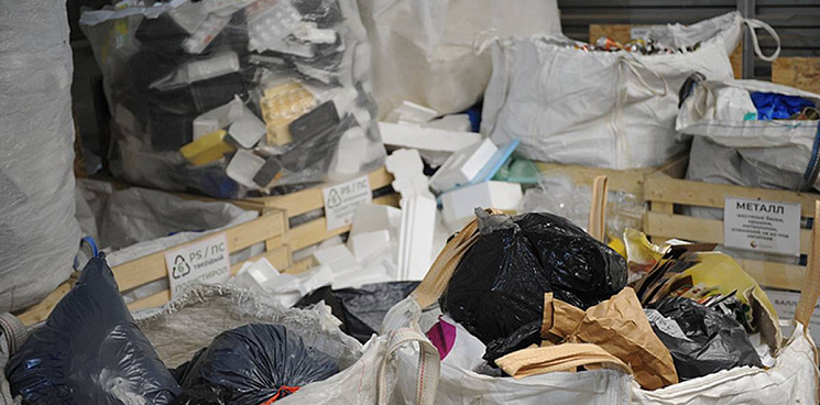 В Краснодаре застройщик ЖК больше года не убирает после стойки мусор: поле под новую школу превратилось в свалку