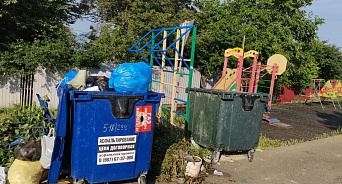 «Пусть с малолетства привыкают к суровой реальности»: в Новороссийске мусорный бак установили на детской площадке
