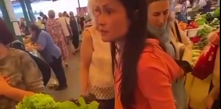 «Украину разрывает ненависть!» Во Львове русскоязычную жительницу отказались обслуживать на рынке и облили руганью - ВИДЕО