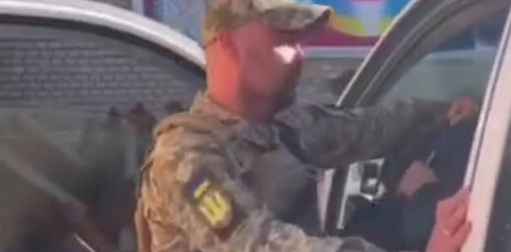 «Контрнаступление будет провальным»: на улицах Украины мужчин безжалостно отлавливают военкомы, а в Сети предлагают услуги «сапёра на час» – ВИДЕО