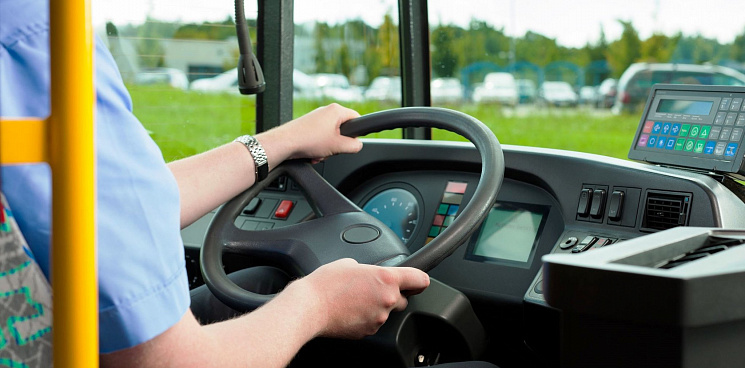В Краснодаре водитель автобуса ударил пассажирку из-за замечания о курении