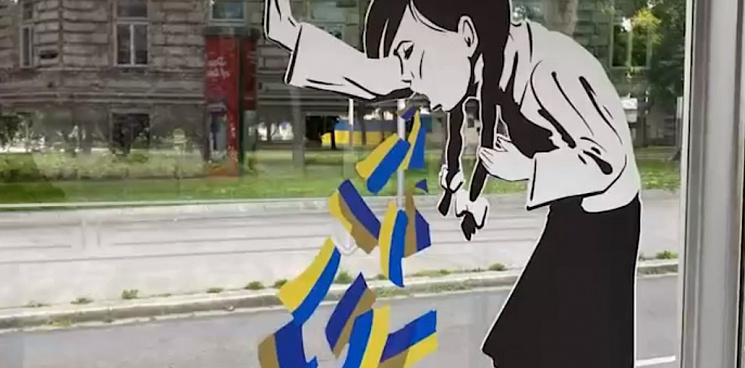 «В Европе жёлто-голубая тошнота!» На зданиях в ЕС появились наклейки против помощи Украине