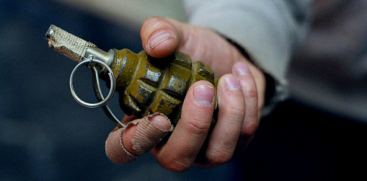 «Украинец с гранатой – беда для инструктора НАТО!» Боевик ВСУ показал, как сделать из Ф-1 мину, но совершил роковую ошибку - ВИДЕО