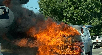«Ростовское шоссе снова в огне»: под Краснодаром на трассе загорелся автомобиль – ВИДЕО