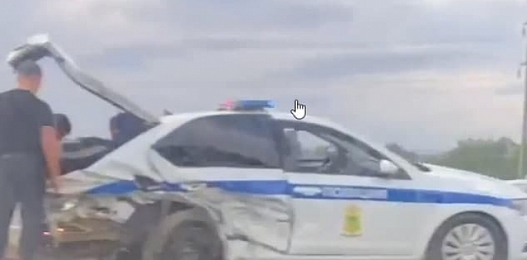 Водитель KIA протаранил патрульный автомобиль в Краснодарском крае
