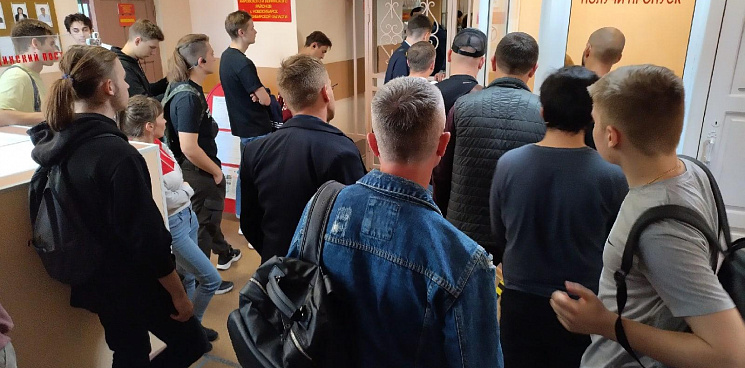 Власти РФ опровергают вторую волну мобилизации – в это время у военкоматов возникли очереди 