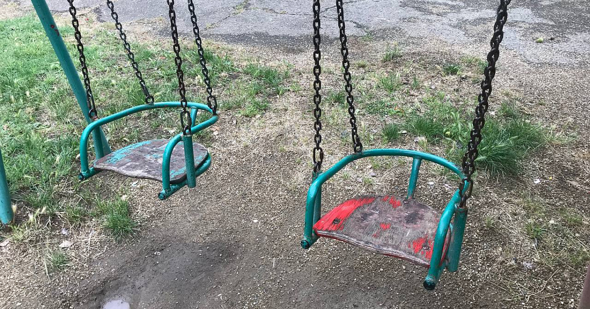 Жители Краснодара пожаловались на состояние детских площадок