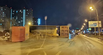 В Краснодаре после столкновения с такси перевернулся грузовик 