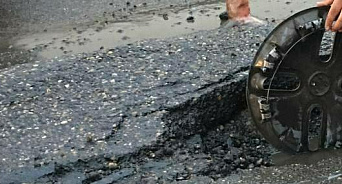 «Издевательство над людьми!» В краснодарском МЦУ заявили, что «отремонтировали» дорогу на улице Красных Партизан, но водители всё так же стоят в пробках и теряют в ухабах колёса