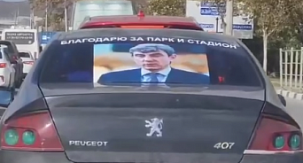 «Пиар на столетия!» На Кубани заметили автомобиль из Северной Осетии с благодарностью Галицкому за создание парка «Краснодар» - ВИДЕО