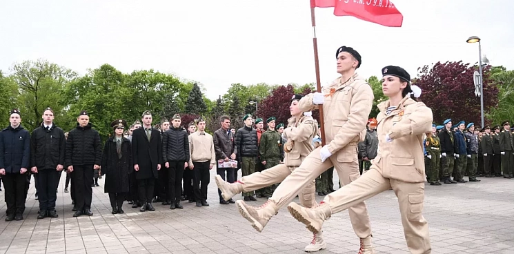 В Краснодаре в Первомайском парке провели парад юнармейцев