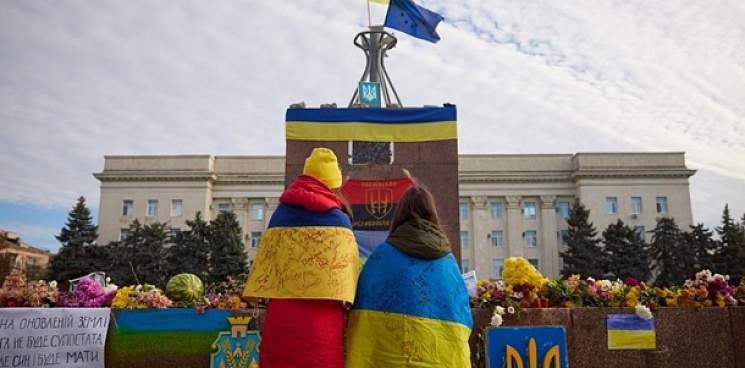 «Мы любим Украину, а она нас голодом морит!» Жителям Херсона перестали выдавать сертификаты на продукты из-за контрнаступления ВСУ – ВИДЕО 