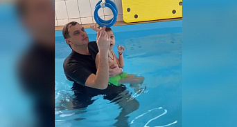 На Кубани мальчик со СМА после укола начал тренироваться в бассейне