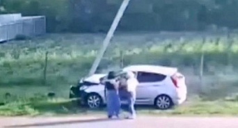 На Кубани две школьницы на машине снесли электроопору