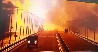 «Ракета? Грузовик со взрывчаткой?» В сети появились кадры взрыва на Крымском мосту и первые версии удара– ВИДЕО 
