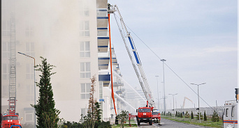 «Взрыв и дым на балконе»: в Краснодаре горит балкон в многоквартирном доме