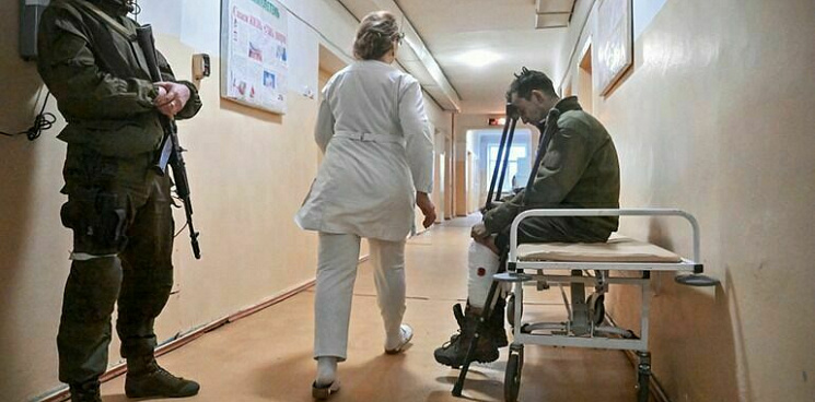 «Кровь на полу и стоны боевиков ВСУ»: журналист рассказал о больнице, куда привозят раненых под Бахмутом 