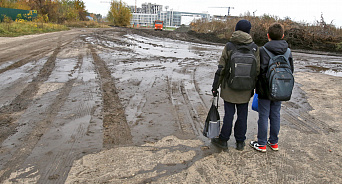 Кремль выделяет миллиарды на школьные автобусы: а дети на Кубани перестанут добираться до школ по обочинам?