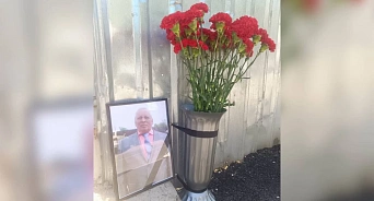 «Поддержим близких и увековечим имя жертвы киевских нацистов!»Краснодарцы  несут цветы к котельной, где погиб мужчина после атаки БПЛА