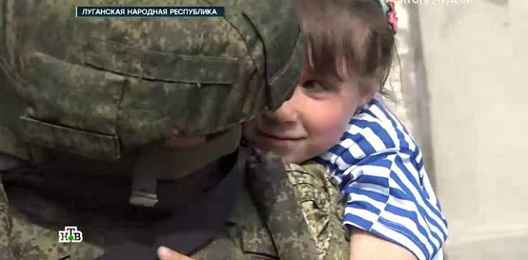 Девочку Еву из села ЛНР русские сапёры прозвали «дочерью полка»