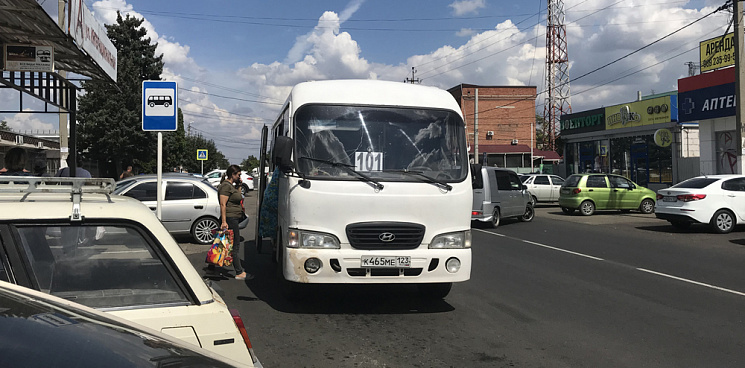 Поссорились перевозчики, а страдают люди: на Кубани депутат и транспортник не могут поделить пассажиров