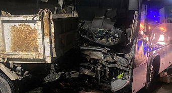 В Сочи столкнулись автобус и самосвал, пострадали 19 человек