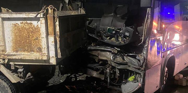 В Сочи столкнулись автобус и самосвал, пострадали 19 человек