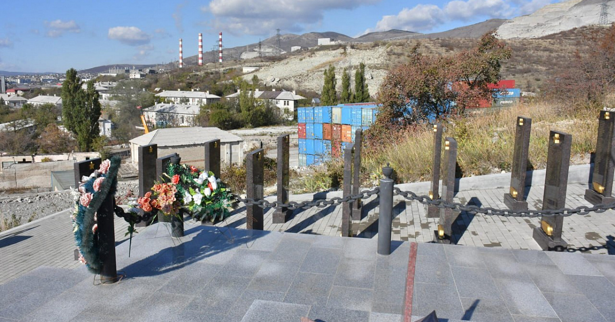 «Хамство Иванов не помнящих!» Власти Новороссийска подали иски в суд из-за складирования контейнеров возле памятников